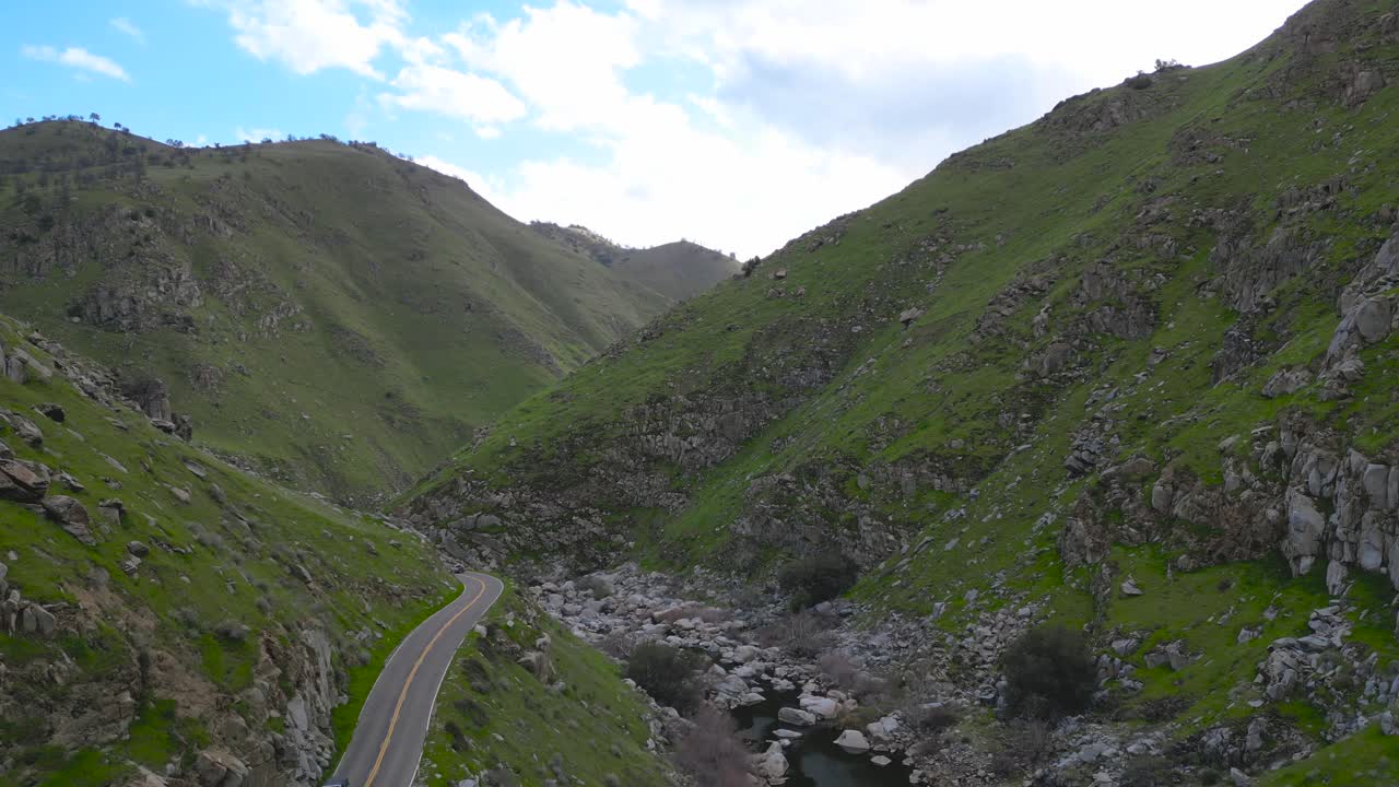 Un tratto di autostrada incastonato profondamente ai piedi delle montagne nella California del Sud