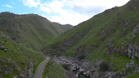 una sección de autopista anidada en lo profundo de las montañas en el sur de california.