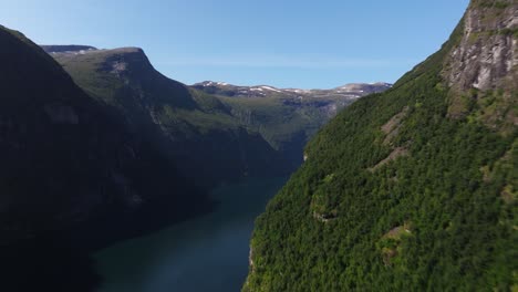 Increíble-Hiperlapso-Sobre-La-Cascada-De-Las-Siete-Hermanas-En-El-Fiordo-De-Geiranger