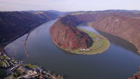 el bucle del danubio y el bucle de schlogen un enorme meandro en el famoso río