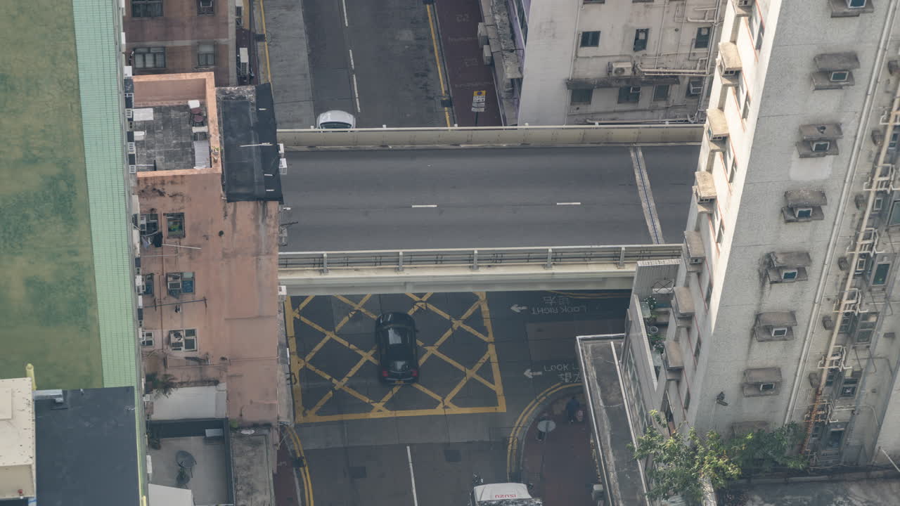 Vista dall'alto di una strada cittadina trafficata con traffico e pedoni