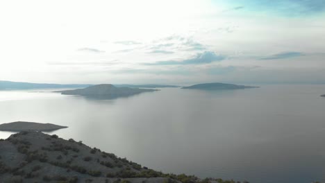 Toma-Panorámica-Aérea-De-La-Costa-Rocosa-Y-Las-Islas-En-Un-Día-Nublado-2