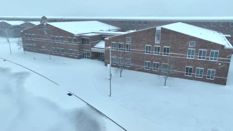 gran escuela de ladrillo en los ee.uu. durante la tormenta de nieve