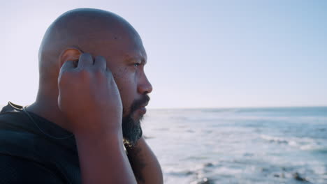 playa, fitness y música del hombre negro con paz