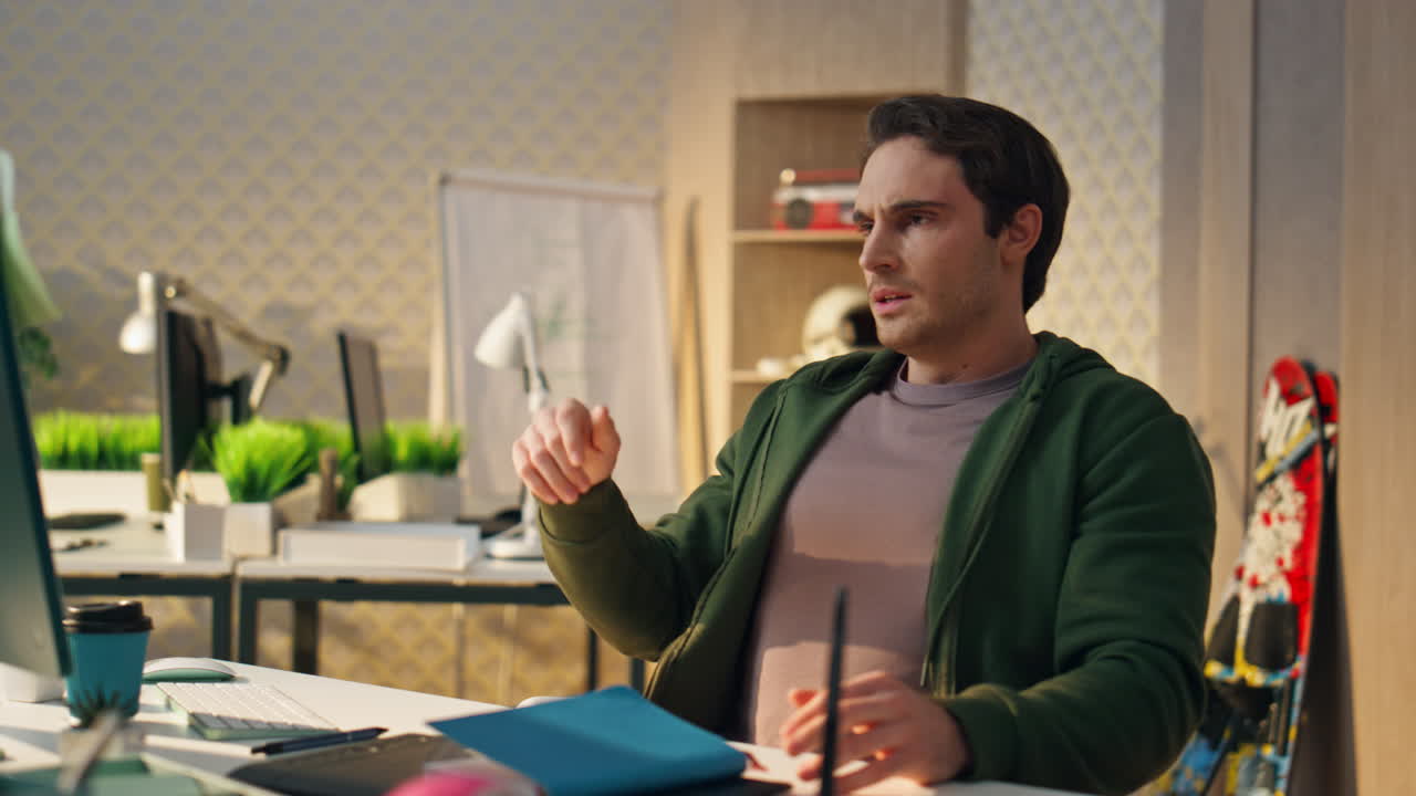 artista estresado cerró el cuaderno mirando fijamente al monitor de la oficina. hombre cansado frotando los ojos