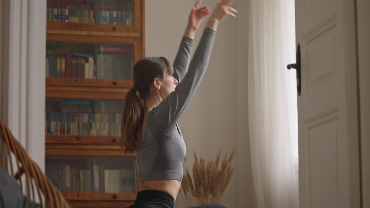 mujer haciendo yoga en casa