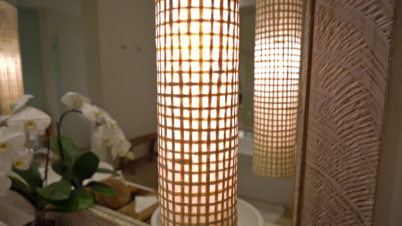 호텔 침실에 아름다운 램프 장식