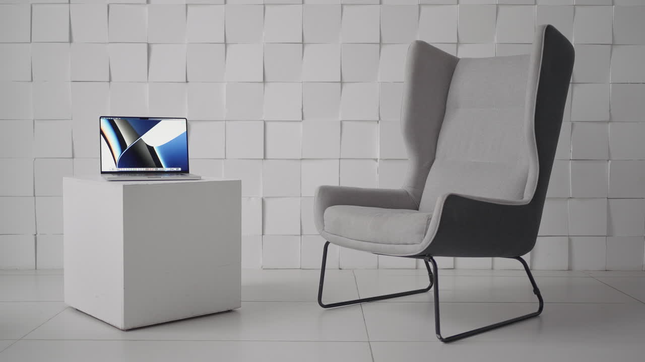 노트북과 의자가 있는 현대적인 방