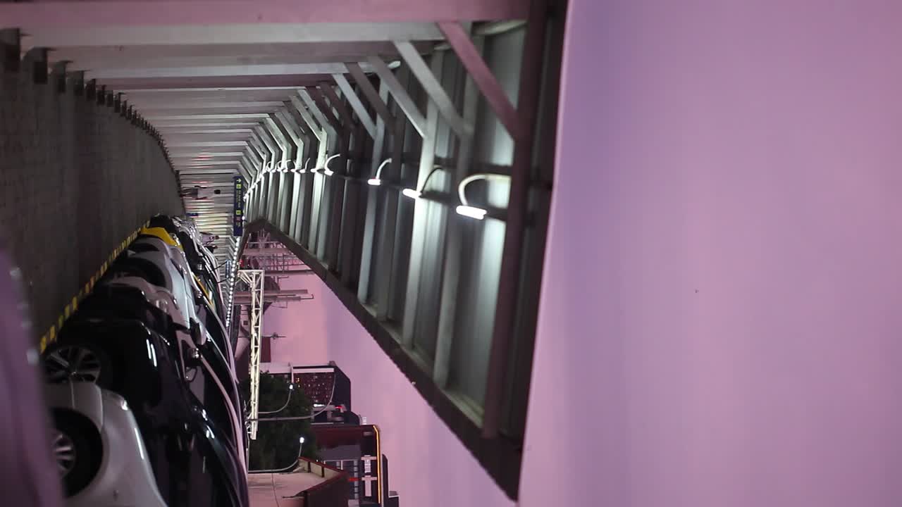 gente caminando en un pasillo solitario por la noche con un cielo dramático