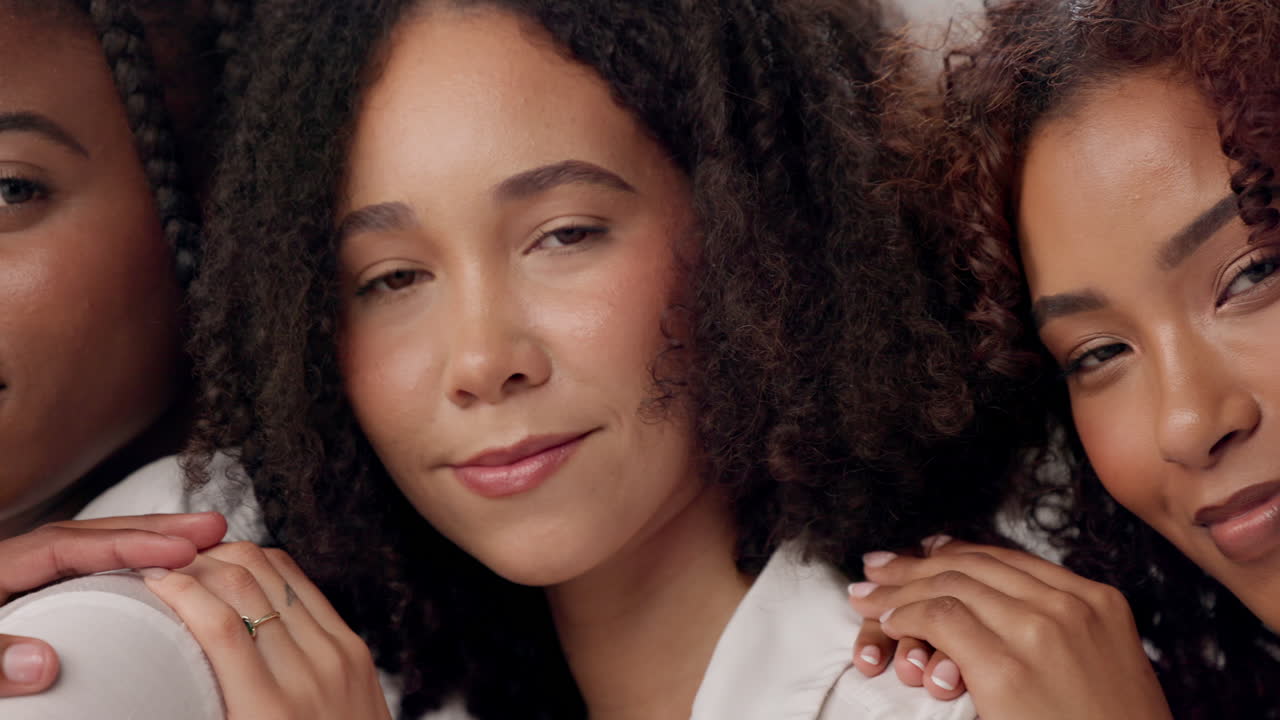 tres hermosas mujeres sonriendo juntas