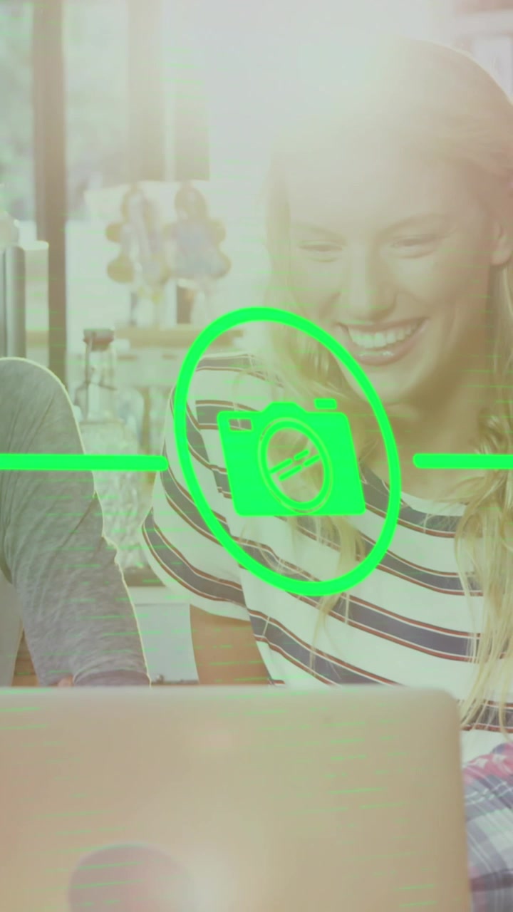 Animazione di icone connesse da linee e punti che formano figure su amici diversi che guardano il laptop