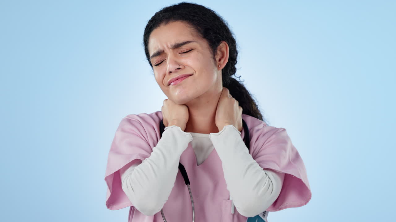 Infermiera stanca con dolore al collo in studio