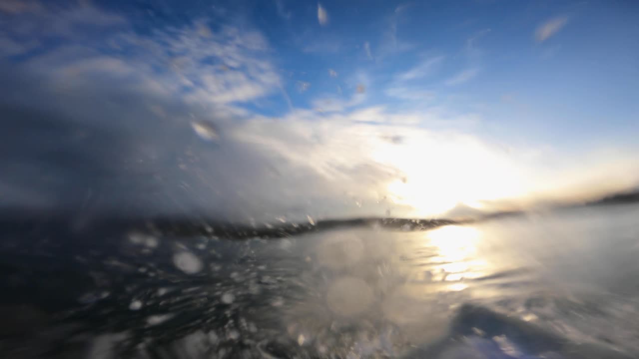 카스카이스 서핑 장소에서 파도를 타는 젊은 남자 서퍼