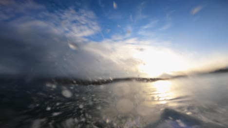 Joven-Surfista-Surfeando-Las-Olas-Del-Océano-En-Cascais-Surf-Spot