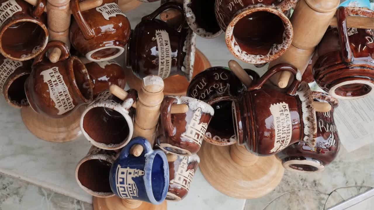 колумбийские кофейные чашки ручной работы в магазине в монсеррате