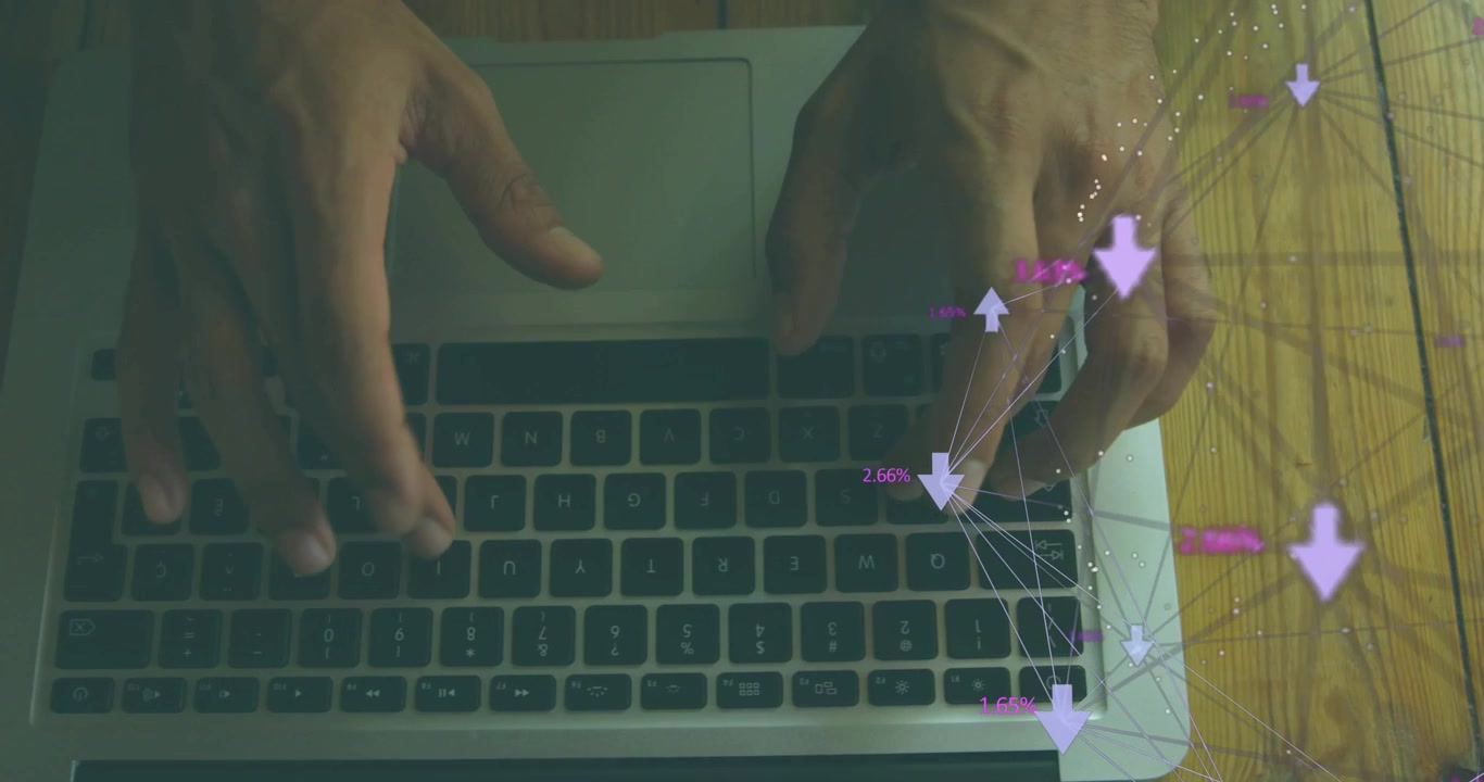 Mani sospese digitano sulla tastiera di un laptop mentre la grafica svanisce e si aggiorna, mostrando analisi in tempo reale.