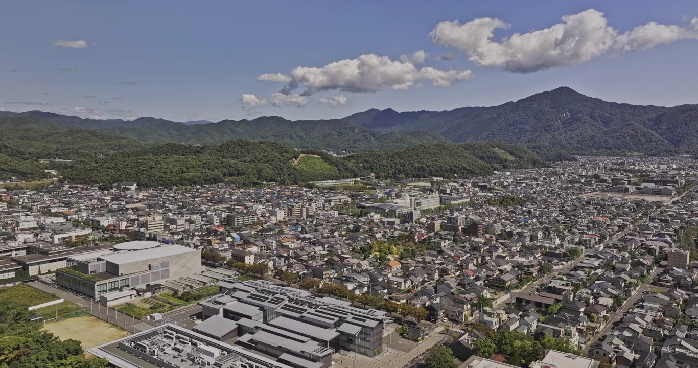 Kyoto Japonya Hava v64 uçuşu, Shimogamo Hangicho üzerinde bir üniversite kampüsünü, Sakyo yerleşim bölgelerini ve ormanlık dağları gözler önüne seriyor - Mavic 3 Pro Cine ile çekildi - 8 Ekim 2023