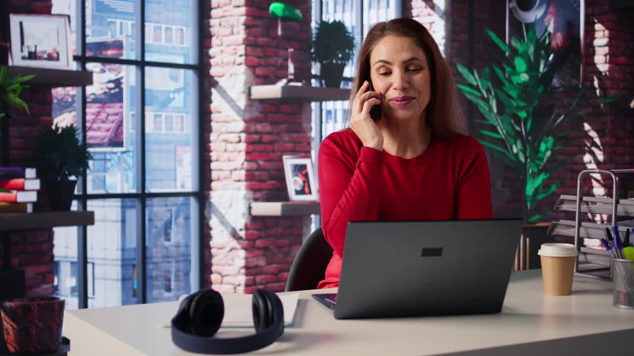 mujer trabajando en una computadora portátil en la oficina
