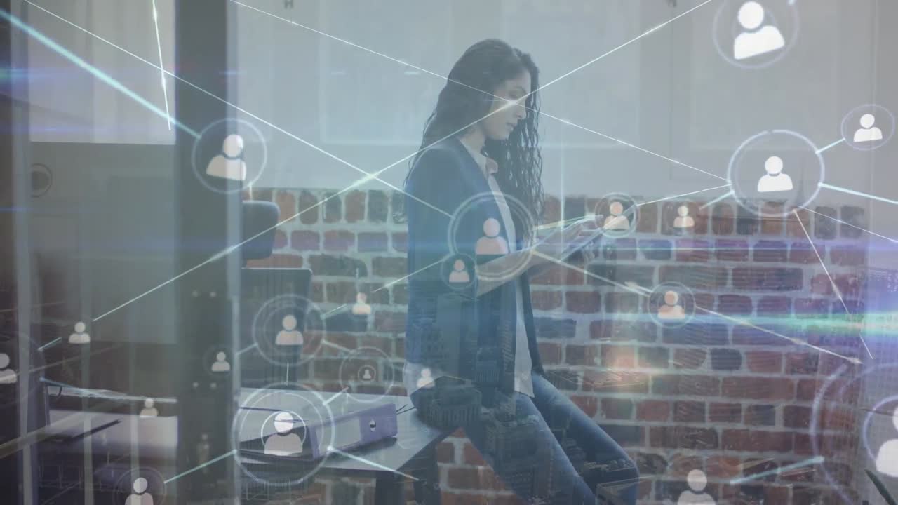 animación de una red de conexiones con iconos sobre una mujer de negocios biracial que usa un teléfono inteligente