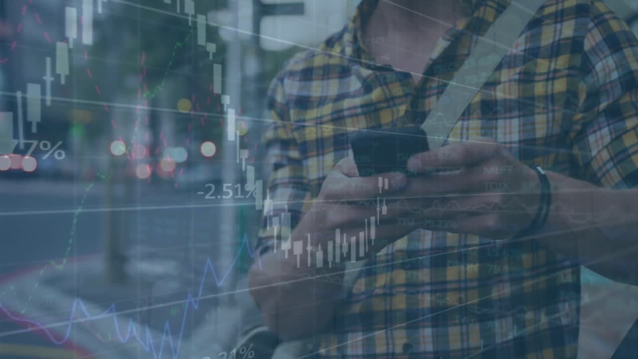 animación de procesamiento de datos financieros sobre un hombre caucásico feliz usando un teléfono inteligente en la calle