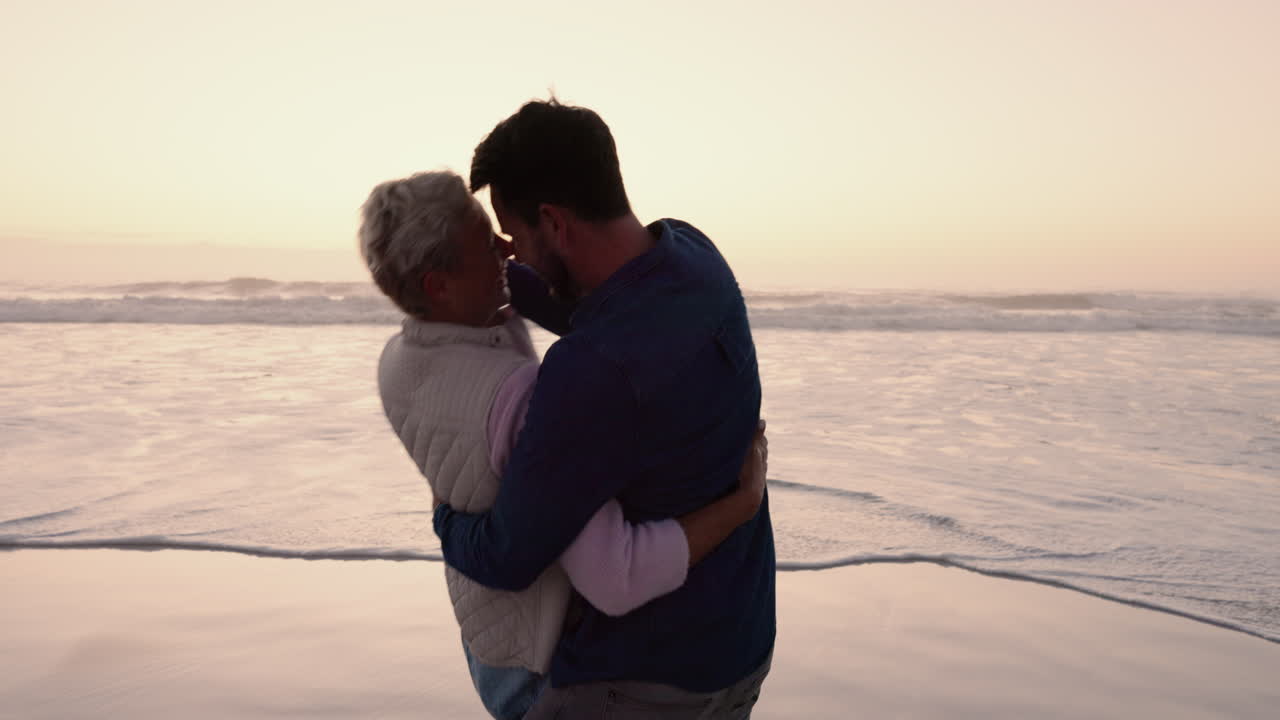 bailar, feliz y una pareja en la playa durante