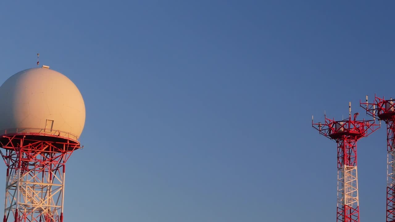 panorámica desde un domo de radar a tres antenas