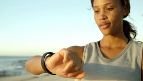 Woman-using-smartwatch-in-the-beach-4k