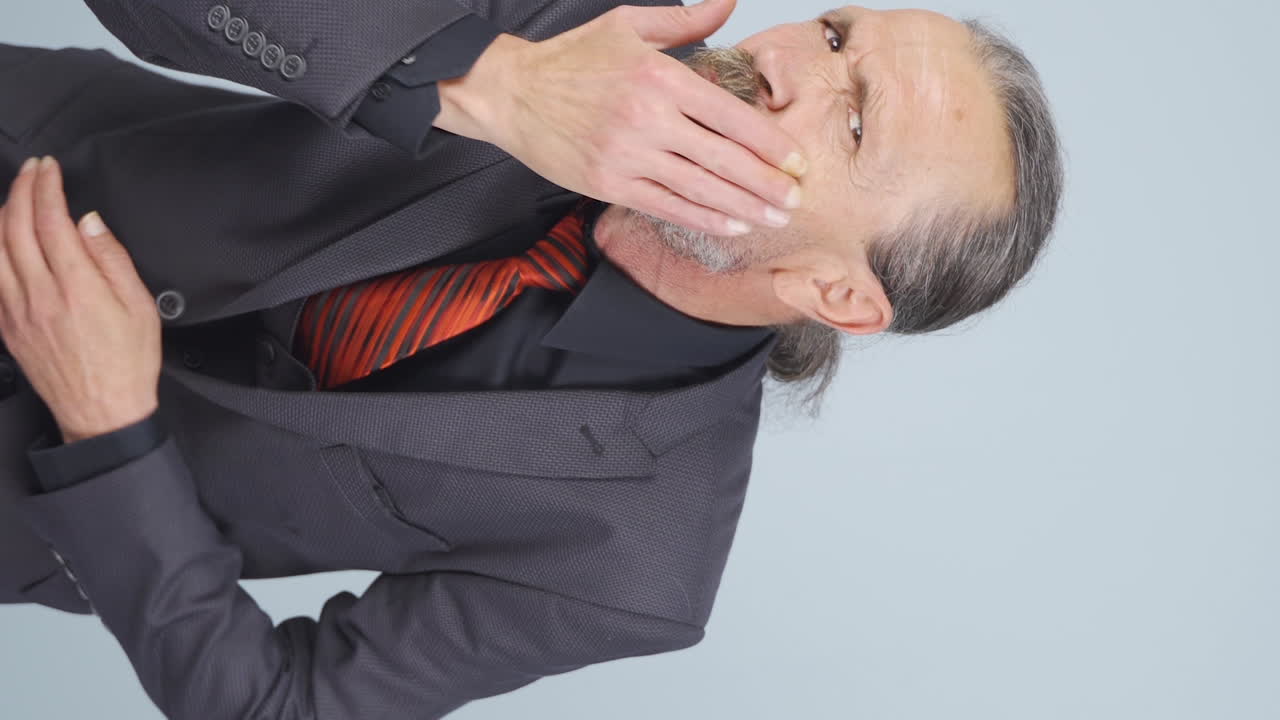 피부에 주름이 있는  ⁇ 은 사업가의 수직 비디오는 짜증납니다.