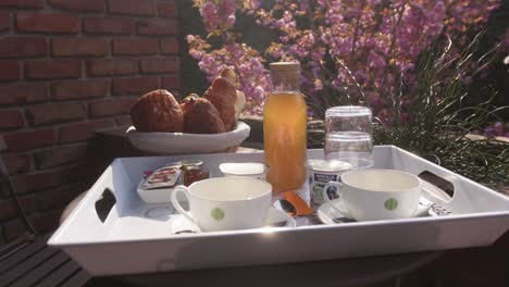 Reflejo-Del-Sol-En-Un-Vaso-De-Desayuno