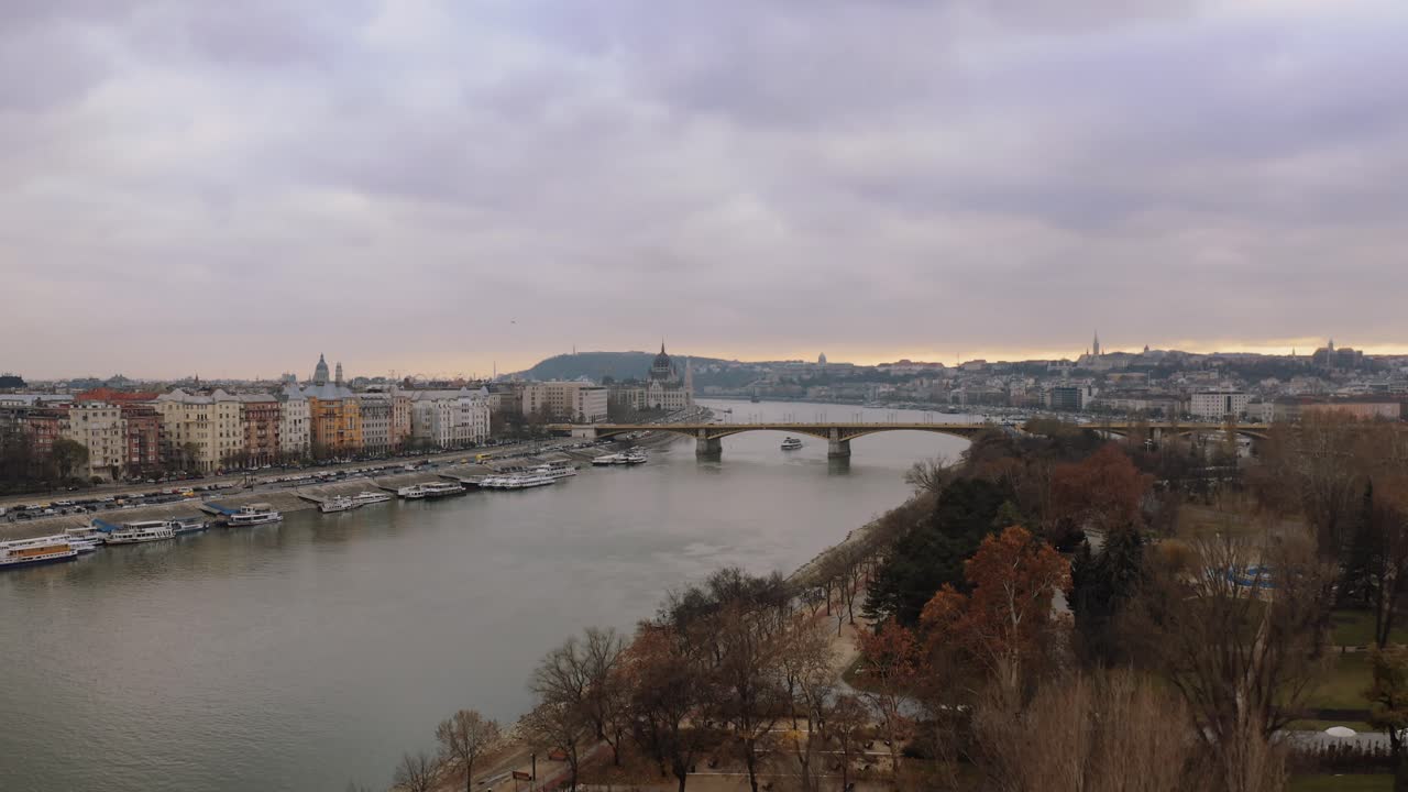 Splendido panorama urbano di una Budapest nuvolosa e nebbiosa.
