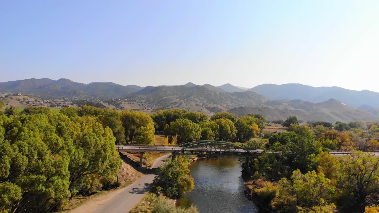 록 키 산맥, 콜로라도, 미국에서 산악 계곡 근처 가을 가을 강 풍경