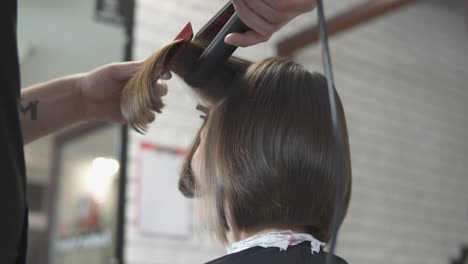 Nahaufnahme-Einer-Frau,-Die-Ihr-Haar-Im-Friseursalon-Glätten-Lässt