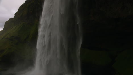 cerrar la cascada de seljalandsfoss en islandia