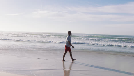 Älterer-Afroamerikaner,-Der-Am-Strand-Spazieren-Geht