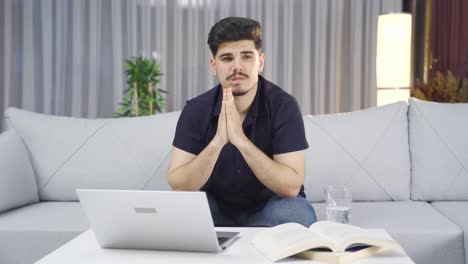 el joven indeciso es reflexivo.