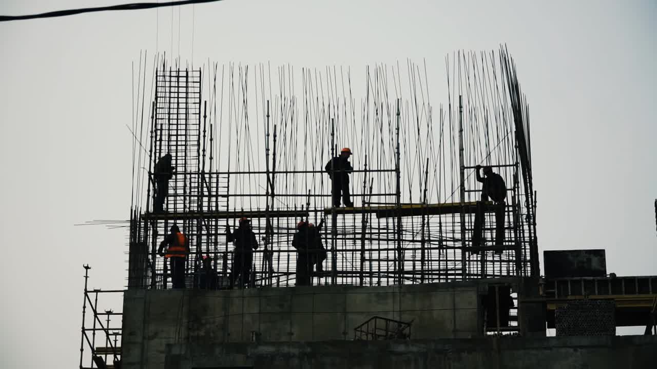 trabajadores de la construcción en un sitio en construcción