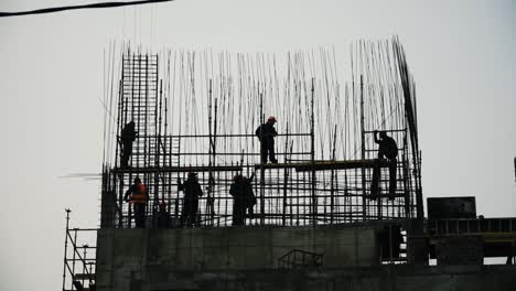 trabajadores de la construcción en un sitio de construcción