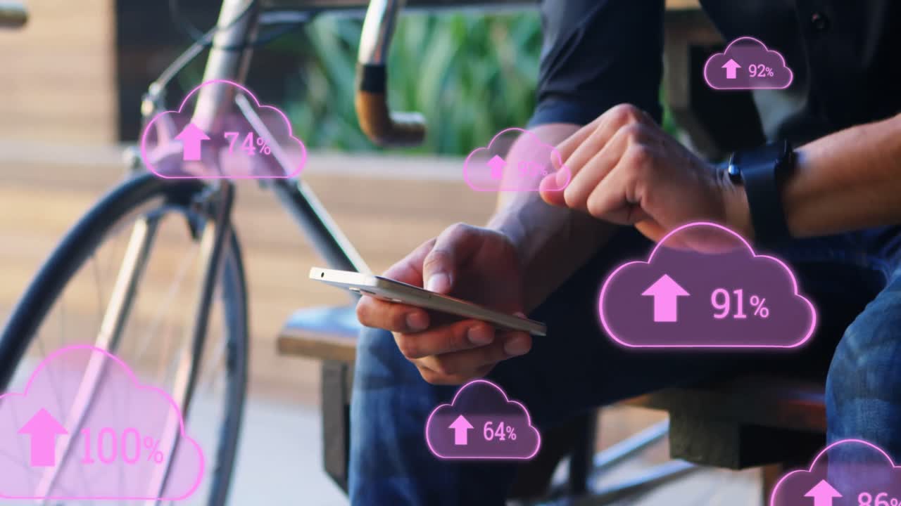 animación de nubes digitales con un porcentaje que sube sobre el hombre que usa un teléfono inteligente
