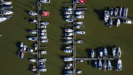 Vista-Aérea-De-Pájaros-Barcos-Blancos-Y-Yates-De-Lujo-Amarrados-En-El-Puerto-Deportivo