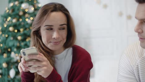 Konzentrierte-Frau,-Die-Im-Luxushaus-Ihr-Smartphone-Beobachtet.