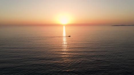 Imágenes-Aéreas-De-Drones-De-Un-Barco-De-Pesca-Navegando-Durante-La-Puesta-De-Sol-En-Galicia