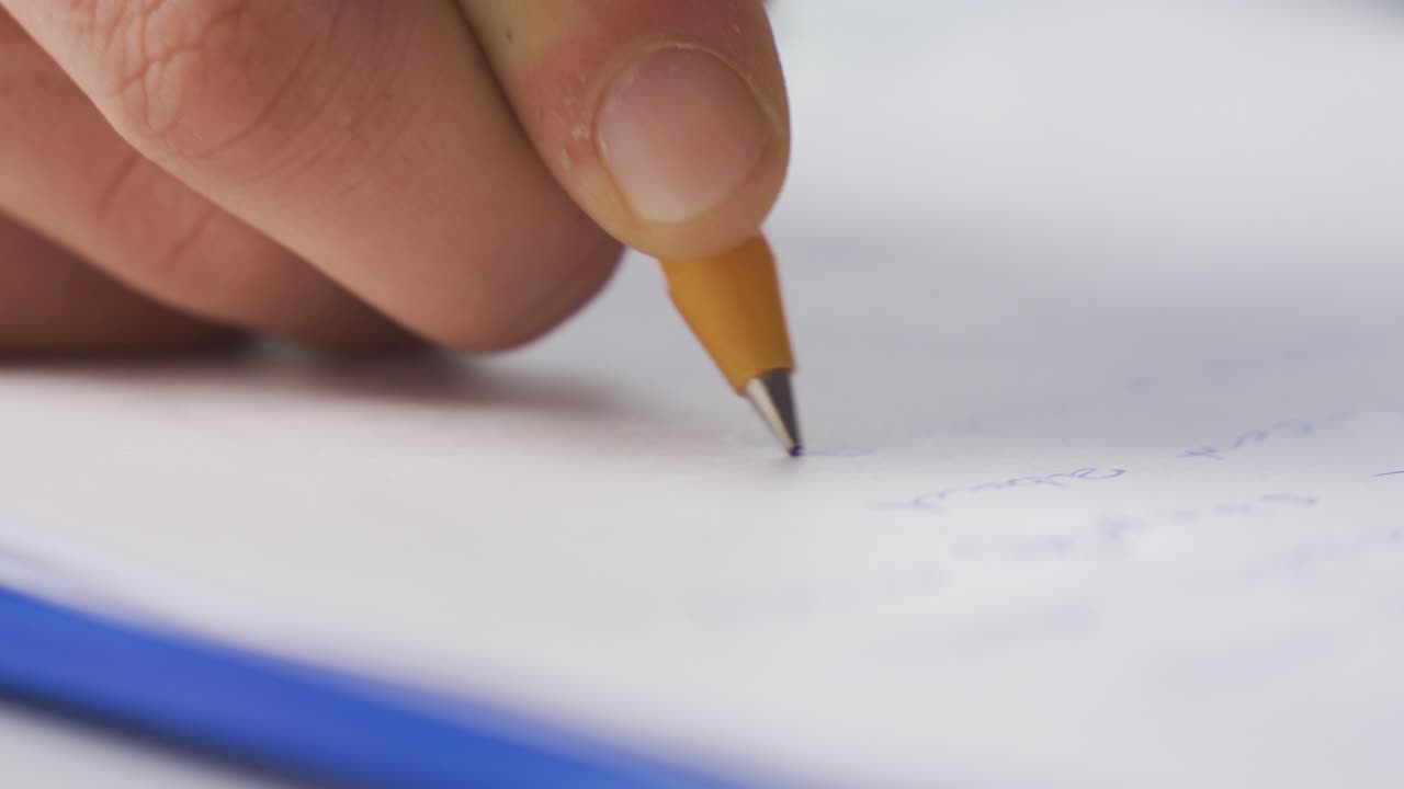 con una pluma de primer plano escribiendo.