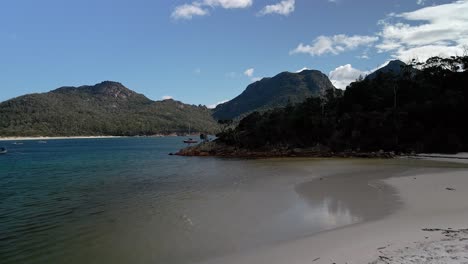 Drone-shot-of-scenery-of-Freycinet-National-Park-in-Tasmania,-Australia-with-beach-at-foreground