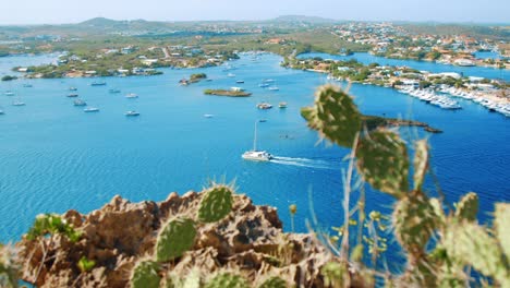 yate navegando desde el puerto deportivo azul brillante del mar caribe, pan desde arriba