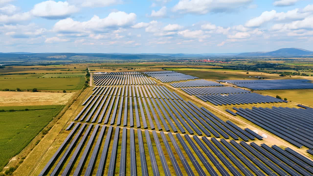 Rækker af solcellepaneler installeret i landområdet. Produktion af grøn energi fra sollys. Luftfoto