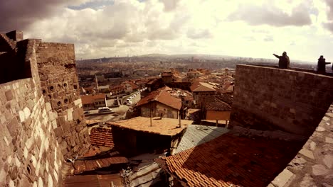ciudadela hisar vista de las paredes y antiguas casas de la ciudad con techos de azulejos día nublado algunos turistas caminan a ankara