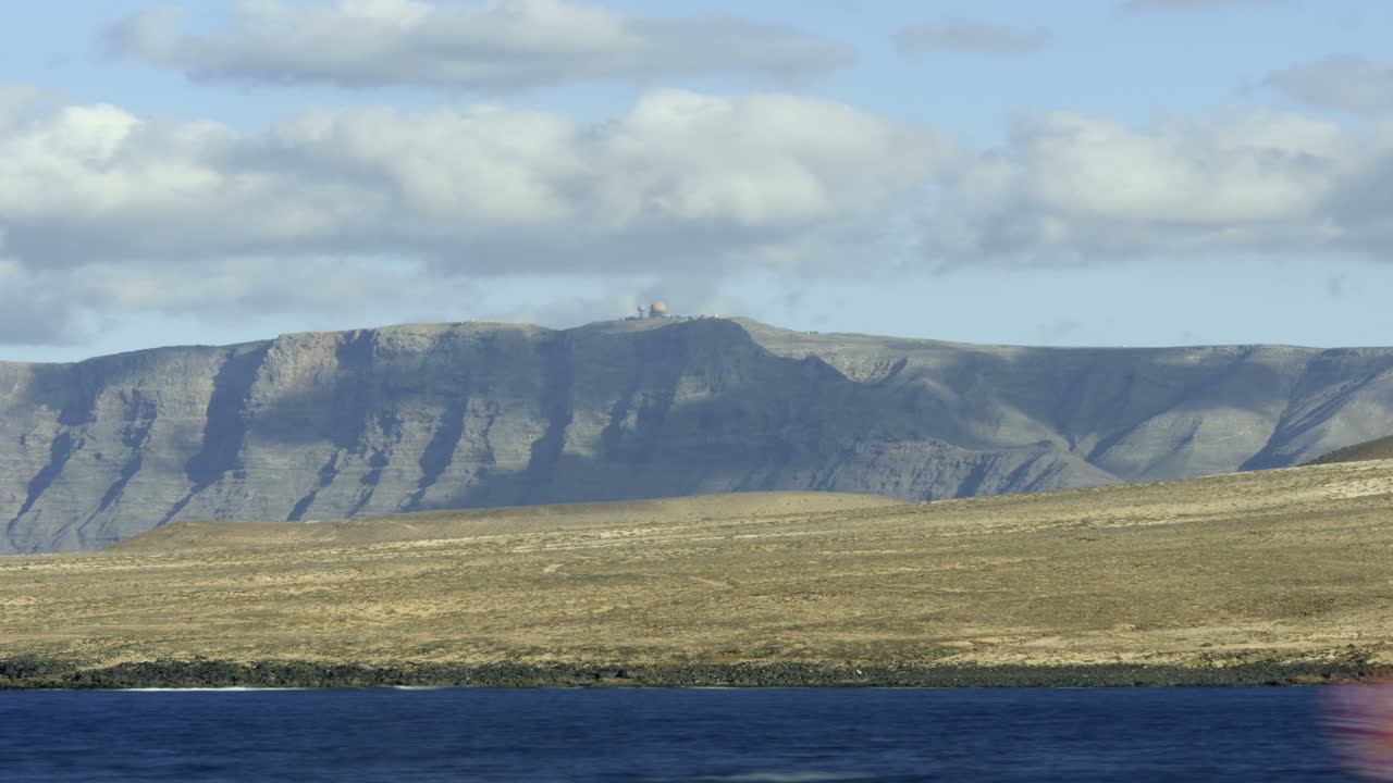 Aikaviivekuvaus tutka-asemasta kallion laella, Lanzarote, Kanariansaaret, Espanja.