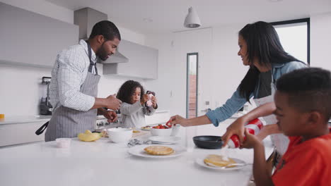 Eltern-In-Der-Küche-Mit-Kindern,-Die-Gemeinsam-Pfannkuchen-Backen