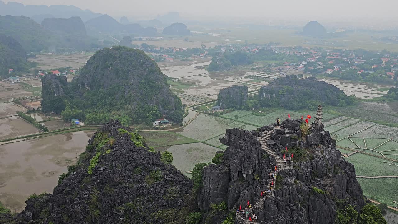 관광객들이 누워있는 드래곤 산에 올라갑니다. 베트남의 닝빈에 있는 오롱 산입니다.
