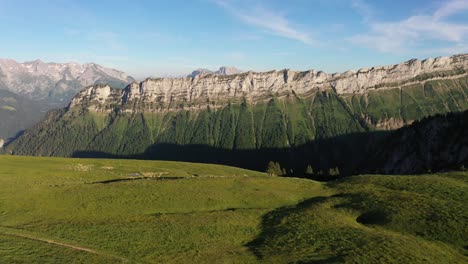 法國阿爾卑斯山的令人印象深刻的懸崖和高山風景